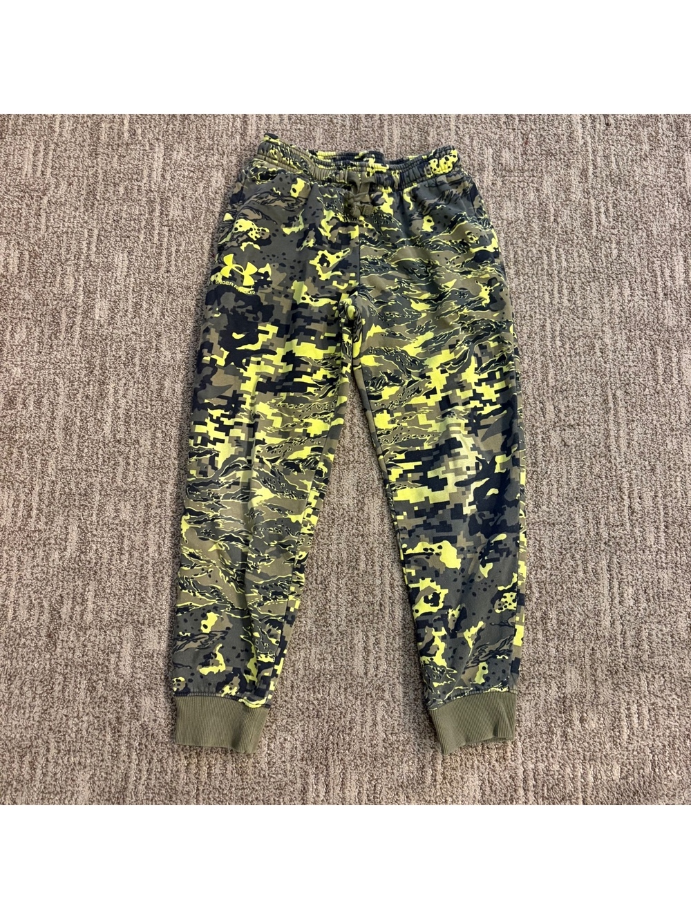 Under Armour boys camoflage sweatpants size youth Medium